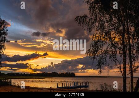 Herrlicher Sonnenuntergang an den Braslaw Seen mit dem bewölkten Himmel. Braslaw Bezirk, Weißrussland. Stockfoto