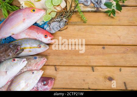 Karibischer frischer Fisch Meeresfrüchte auf altem Holztisch. Draufsicht. Nahaufnahme. Stockfoto