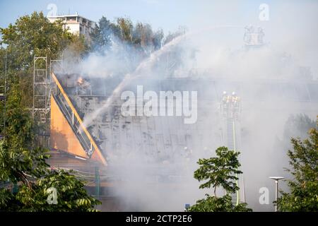 Berlin, Deutschland. September 2020. Feuerwehrleute löschen einen Brand in der Jeremia-Kirche in Berlin-Spandau. Quelle: Christophe Gateau/dpa/Alamy Live News Stockfoto