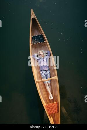 Single Mann im Kanu entspannen Stockfoto