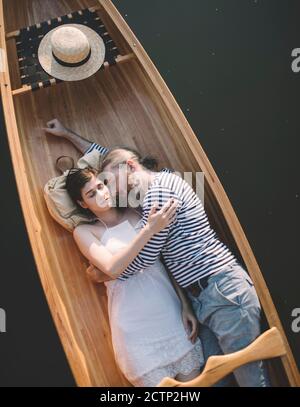 Paar entspannen im Kanu Stockfoto