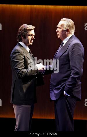 l-r: Michael Sheen (David Frost), Frank Langella (Richard Nixon) in FROST/NIXON von Peter Morgan im Donmar Warehouse, London WC2 21/08/2006 Design: Christopher Oram Beleuchtung: Neil Austin Regie: Michael Grandage Stockfoto