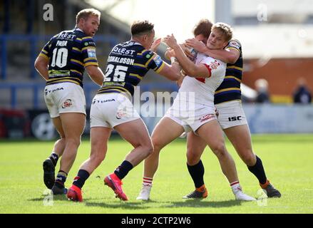 Hull KR's will Tate (zweite rechts) wird von Leeds Rhinos' James Donaldson (zweite links) und Tom Holroyd während des Betfred Super League Spiels im Halliwell Jones Stadium, Warrington, angegangen. Stockfoto