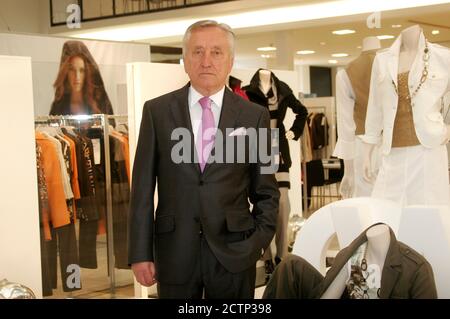 Düsseldorf, Deutschland. September 2020. Gründer von Gerry Weber Moden Gerhard Weber starb im Alter von 79 Jahren. Archivfoto; Gerhard WEBER, Vorstandsvorsitzender der Gerry Weber International AG, hier im Showroom seiner Düsseldorfer Niederlassung, Bilanzpressekonferenz der Gerry Weber International in Düsseldorf, 02.27.2008. Quelle: dpa/Alamy Live News Stockfoto