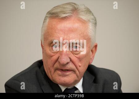 Düsseldorf, Deutschland. September 2020. Gründer von Gerry Weber Moden Gerhard Weber starb im Alter von 79 Jahren. Archivfoto; Gerhard WEBER, CEO der Gerry Weber International AG, Portrait, portrvÉ¬sst, Portrait, zugeschnittenes Einzelbild, Einzelmotiv, hier im Showroom seiner Düsseldorfer Niederlassung, Jahrespressekonferenz der Gerry Weber International in Düsseldorf, 27.02.2013. Vé¬ÇvÇ¬ zur weltweiten Nutzung Quelle: dpa/Alamy Live News Stockfoto