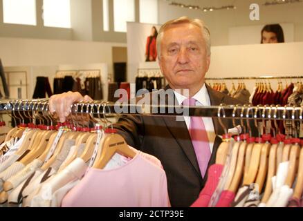 Düsseldorf, Deutschland. September 2020. Gründer von Gerry Weber Moden Gerhard Weber starb im Alter von 79 Jahren. Archivfoto; Gerhard WEBER, Vorstandsvorsitzender der Gerry Weber International AG, hier im Showroom seiner Düsseldorfer Niederlassung, Bilanzpressekonferenz der Gerry Weber International in Düsseldorf, 02.27.2008. Quelle: dpa/Alamy Live News Stockfoto