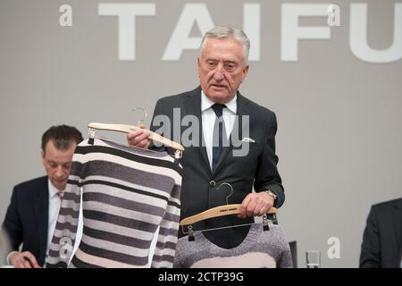 Düsseldorf, Deutschland. September 2020. Gründer von Gerry Weber Moden Gerhard Weber starb im Alter von 79 Jahren. Foto archivieren; Gerhard WEBER, Vorstandsvorsitzender der Gerry Weber International AG, zeigt während der Bilanzpressekonferenz, Bilanzpressekonferenz der Gerry Weber International in Düsseldorf, 27.02.2013, dreidimensionale Ausdrucke seiner Mode auf Papier, mit denen die Kunden einen besseren Eindruck von der Kollektion bekommen sollen. Vé¬ÇvÇ¬ zur weltweiten Nutzung Quelle: dpa/Alamy Live News Stockfoto