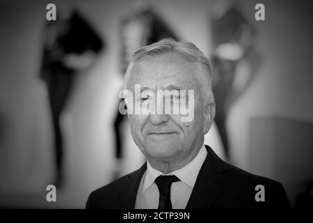 Düsseldorf, Deutschland. September 2020. Gründer von Gerry Weber Moden Gerhard Weber starb im Alter von 79 Jahren. Archivfoto; Gerhard WEBER, Vorstandsvorsitzender der Gerry Weber International AG, Portrait, portrvÉ¬sst, Portrait, ausgeschnittenes Einzelbild, Einzelmotiv, hier im Showroom seiner Düsseldorfer Niederlassung, Jahrespressekonferenz der Gerry Weber International in Düsseldorf, 27.02.2013. ¬ Nutzung weltweit Credit: dpa/Alamy Live News Stockfoto