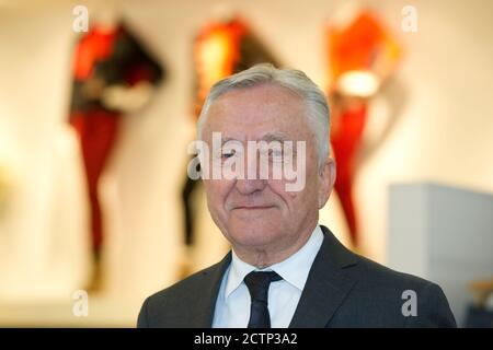 Düsseldorf, Deutschland. September 2020. Gründer von Gerry Weber Moden Gerhard Weber starb im Alter von 79 Jahren. Archivfoto; Gerhard WEBER, Vorstandsvorsitzender der Gerry Weber International AG, Portrait, portrvÉ¬sst, Portrait, ausgeschnittenes Einzelbild, Einzelmotiv, hier im Showroom seiner Düsseldorfer Niederlassung, Jahrespressekonferenz der Gerry Weber International in Düsseldorf, 27.02.2013. ¬ Nutzung weltweit Credit: dpa/Alamy Live News Stockfoto