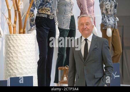 Düsseldorf, Deutschland. September 2020. Gründer von Gerry Weber Moden Gerhard Weber starb im Alter von 79 Jahren. Archivfoto; Gerhard WEBER, Vorstandsvorsitzender der Gerry Weber International AG, hier im Showroom seiner Düsseldorfer Niederlassung, Jahrespressekonferenz der Gerry Weber International in Düsseldorf, 27. Februar 2012. å Nutzung weltweit Credit: dpa/Alamy Live News Stockfoto