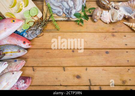 Karibischer frischer Fisch Meeresfrüchte auf altem Holztisch. Draufsicht. Nahaufnahme. Stockfoto