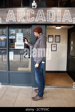 Ein Mann nutzt die Venue Check-in-Funktion der neuen NHS Covid-19 Handy-Anwendung, um einen QR-Code im Arcadia Ale House in Leeds zu scannen, nachdem die App am Donnerstagmorgen live ging. Stockfoto