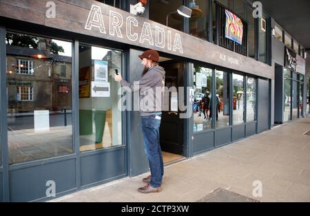 Ein Mann nutzt die Venue Check-in-Funktion der neuen NHS Covid-19 Handy-Anwendung, um einen QR-Code im Arcadia Ale House in Leeds zu scannen, nachdem die App am Donnerstagmorgen live ging. Stockfoto