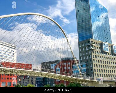 BILBAO, SPANIEN - JUNI 11 2018: Campo Volantin Fußgängerbrücke, Bilbao, Spanien, entworfen von Santiago Calatrava. Bilbao liegt im Baskenland von Spanien. Stockfoto