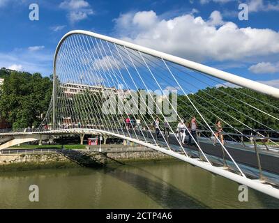 Campo Volantin Fußgängerbrücke, Bilbao, Spanien, entworfen von Santiago Calatrava. Bilbao liegt im Baskenland von Spanien. Stockfoto