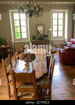 Esstisch im Domaine Fournié Guest House in den französischen Pyrenäen. Stockfoto