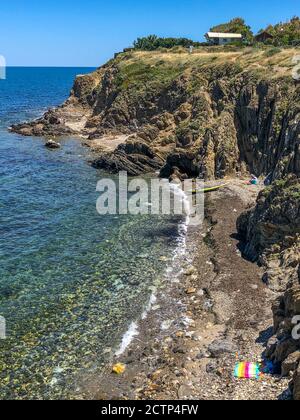 Kleine Strände versteckt zwischen den Klippen am Mittelmeer bei Argeles-Sur-Mer, Frankreich. Stockfoto