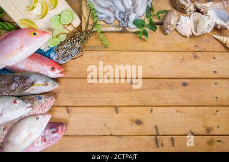 Karibischer frischer Fisch Meeresfrüchte auf altem Holztisch. Draufsicht. Nahaufnahme. Stockfoto