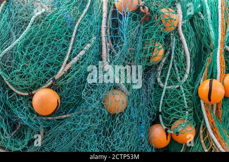 Fischernetze mit orangefarbenen Bojen und Seilen befestigt Stockfoto