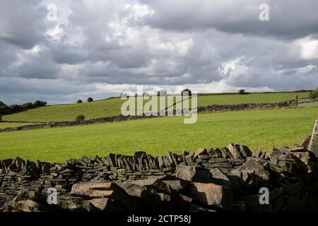 Dunkle Wolken, stürmischer Himmel und sich verfinsterende Dunkelheit Rollen an einem Herbstnachmittag über dem lokalen Ackerland in Kirkheaton Village, West Yorkshire England Stockfoto