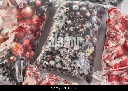 Eisige Beeren für den Winter. Verpackte gefrorene Beeren in Plastiktüten. Stockfoto