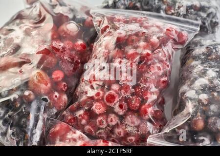 Eisige Beeren für den Winter. Verpackte gefrorene Beeren in Plastiktüten. Stockfoto