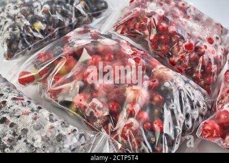 Eisige Beeren für den Winter. Verpackte gefrorene Beeren in Plastiktüten. Stockfoto