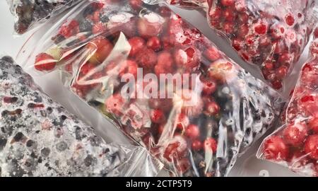 Eisige Beeren für den Winter. Verpackte gefrorene Beeren in Plastiktüten. Stockfoto