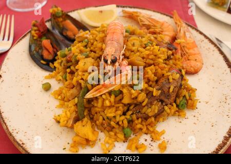 Bild einer Paella mit Meeresfrüchten, ein typisch spanisches Gericht, auf einer Terrasse in Portopetro (Mallorca Spanien). / ANA BORNAY Stockfoto