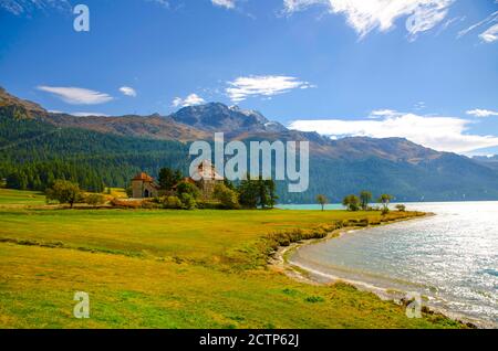 Schloss Crap da Sass am Alpensee Silvaplana mit Berg mit blauem Himmel und Wolken in Graubünden, Schweiz. Stockfoto