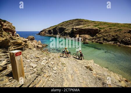 Ciclistas, Cala En Calderer, Ciutadella, Menorca, Balearen, Spanien, Europa. Stockfoto