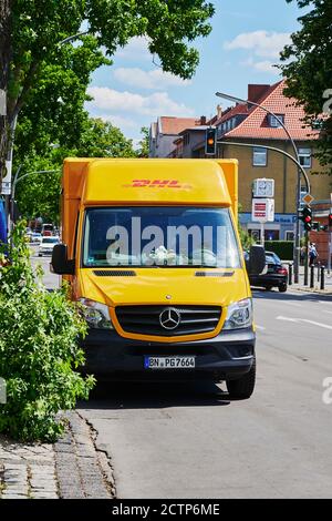 Berlin, Deutschland - 17. September 2020: DHL Lieferwagen für Pakete in einer Einkaufsstraße in Berlin, Deutschland. Stockfoto