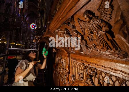 Trabajos de restauracion en la silleria del coro, siglo XVI, obra de Juan de Salas, Catedral de Mallorca , siglo XIII, Monumento Histórico-artístico, Stockfoto