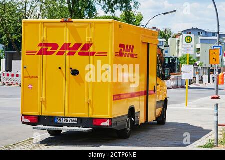 Berlin, Deutschland - 17. September 2020: DHL Lieferwagen für Pakete in einer Einkaufsstraße in Berlin, Deutschland. Stockfoto