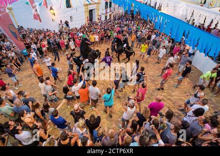 Jaleo, Danza tradicional con Caballos, originaria Del Siglo XIV, Fiestas de Sant Bartomeu, Ciutadella, Menorca, Balearen, Spanien Stockfoto