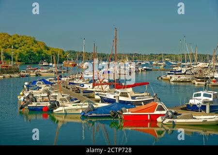 Bootsliegeplätze an der Mylor Church auf den Carrick Roads in der Nähe von Falmouth, Cornwall, England. Stockfoto