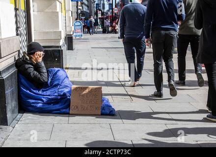 Obdachlose Frau bettelt um Hilfe in der Oxford Street, Central London, England, Vereinigtes Königreich Stockfoto