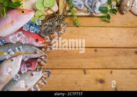 Karibischer frischer Fisch Meeresfrüchte auf altem Holztisch. Draufsicht. Nahaufnahme. Stockfoto