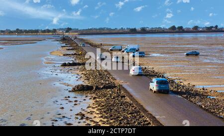 Die Passage du Gois, die das französische Festland mit Noirmoutier (Noirmoutier-en-l'Île) verbindet, auf der Insel Noirmoutier, Departement Vendée, Pays de l Stockfoto