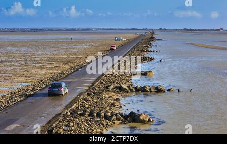 Die Passage du Gois, die das französische Festland mit Noirmoutier (Noirmoutier-en-l'Île) auf der Insel Noirmoutier im Departement Vendée verbindet, Stockfoto
