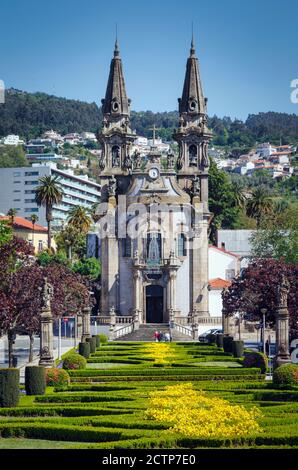 Guimaraes, Bezirk Braga, Portugal. Sao Gualter Kirche, auch bekannt als Igreja de Nossa Senhora da Consolacao e Santos Passos im Largo da Republic Stockfoto