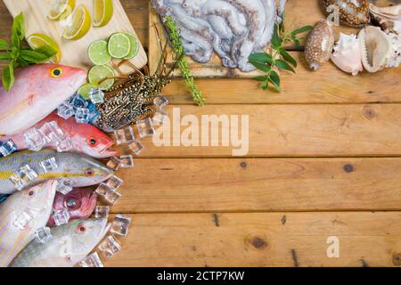 Karibischer frischer Fisch Meeresfrüchte auf altem Holztisch. Draufsicht. Nahaufnahme. Stockfoto