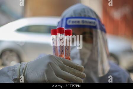 Ein palästinensischer Sanitäter vom Infektionskontrollkomitee, der Stichproben vom Coronavirus COVID-19 im Gazastreifen nahm, 24. September 2020. (Foto von Mahmoud Khattab/INA Photo Agency) Stockfoto