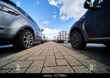 Sylt, Deutschland, 5. September 2020: Abstraktes Weitwinkelbild eines Straßenbelags zwischen den Autos in der Schlange Stockfoto