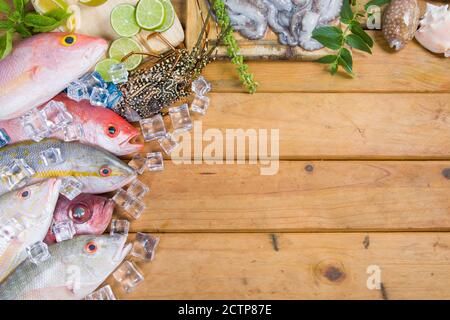 Karibischer frischer Fisch Meeresfrüchte auf altem Holztisch. Draufsicht. Nahaufnahme. Stockfoto