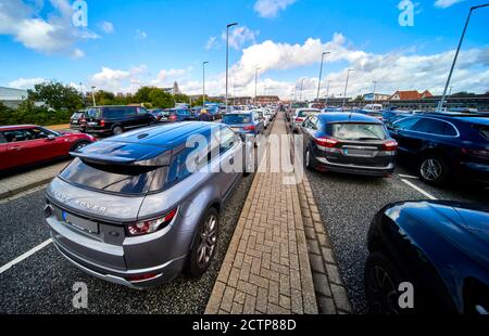 Sylt, Deutschland, 5. September 2020: Abstraktes Weitwinkelbild eines Straßenbelags zwischen den Autos in der Schlange Stockfoto