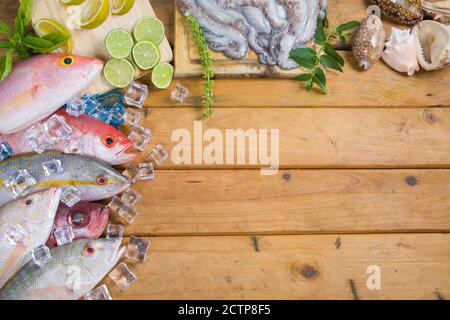 Karibischer frischer Fisch Meeresfrüchte auf altem Holztisch. Draufsicht. Nahaufnahme. Stockfoto