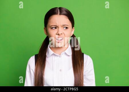 Foto von niedlichen kleinen Dame vor der Tafel aussehen Leerer Raum Grimace arrogant a-Student langweilig Essay Lektion dumme Frage Tragen Sie uniformweiß Stockfoto