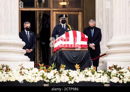 Washington, DC, USA. September 2020. 24. September 2020 - Washington, DC, Vereinigte Staaten: PAT CIPOLLONE, Counsel des Weißen Hauses für Präsident, und MARK MEADOWS, Stabschef des Weißen Hauses, die der Associate Supreme Court Justice Ruth Bader Ginsburg Respekt zollen, deren Schatulle auf der obersten Treppe des Supreme Court Gebäude öffentlich zu sehen ist. Quelle: Michael Brochstein/ZUMA Wire/Alamy Live News Stockfoto