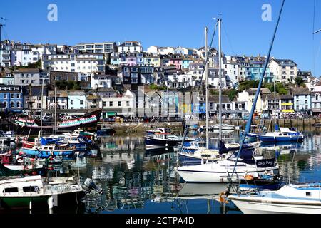 Brixham, Devon, Großbritannien. September 14, 2020. Touristen und Urlauber genießen die schöne Architektur und Boote am Innenhafen von Brixham in Stockfoto